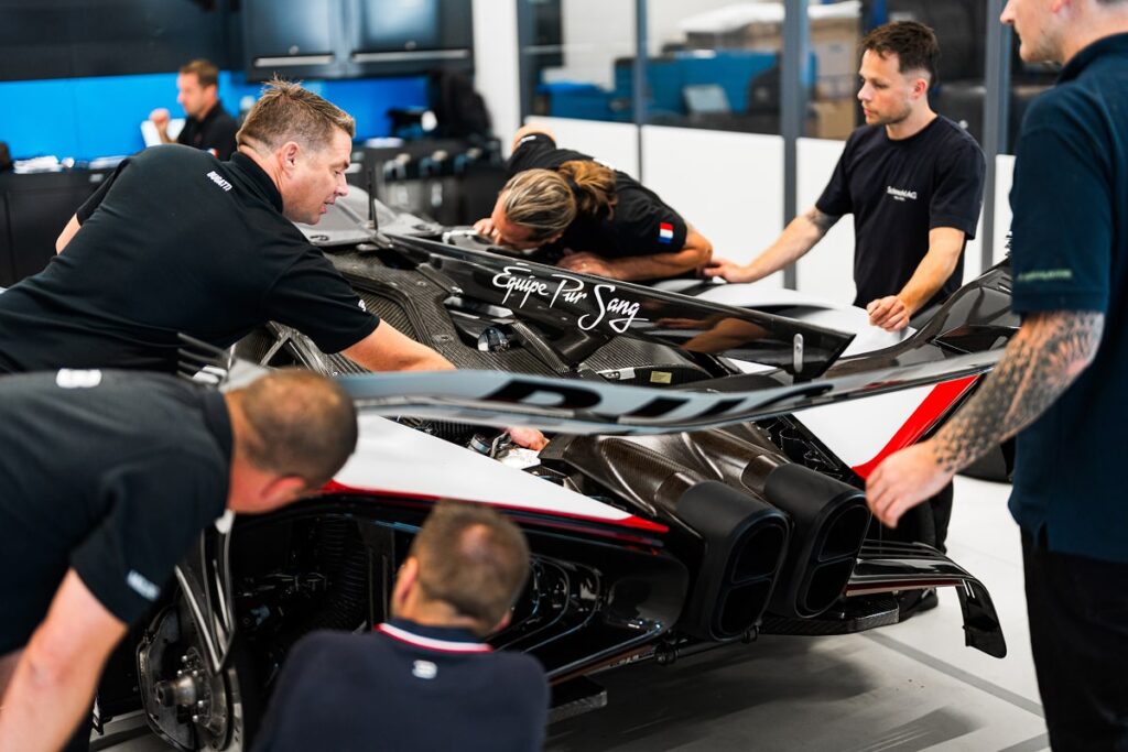 Six mécaniciens en tain de préparer une Bolide - © Bugatti