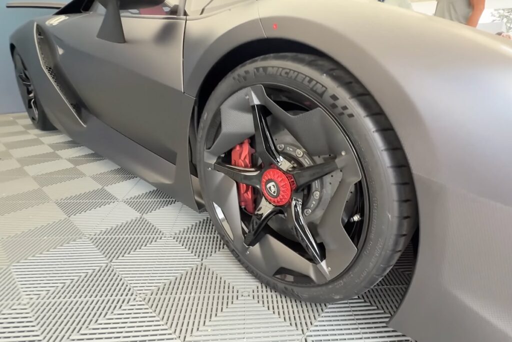 Le style “form follows function” qui donne ce look aux jantes sensées extraire l'air chaud de la roue par leur mouvement - © Vehicle Virgins sur YouTube