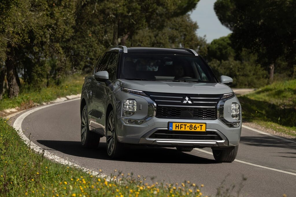 Le nouvel Outlander PHEV est aussi à l'aise sur le bitume...