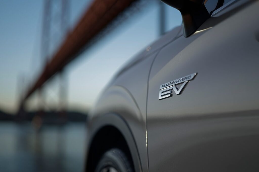 New Outlander PHEV Moonstone Grey_041LR