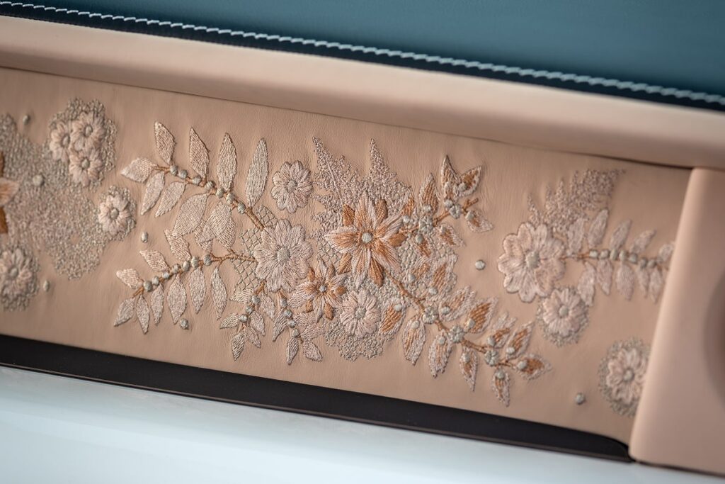 230 000 points de broderie dans toute la voiture - © Rolls-Royce