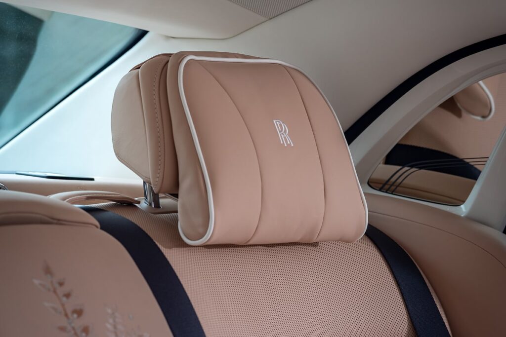 Le siège arrière et le logo brodé sur l'appui tête - © Rolls-Royce