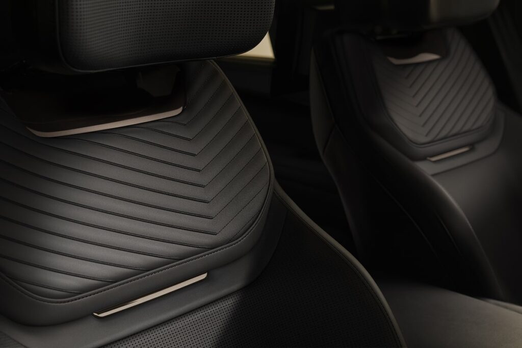 Range Rover SV Black - © Land Rover