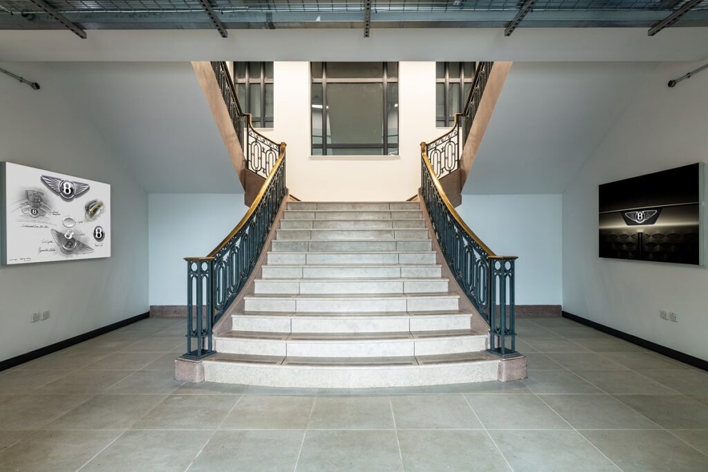 Le grand escalier en laiton d’origine - © Bentley