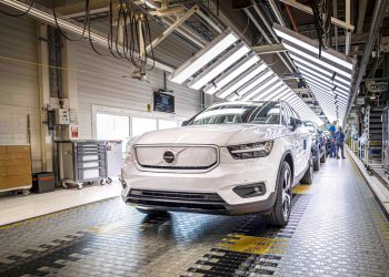 Le Volvo  XC40 Recharge 100 % électrique à la chaîne