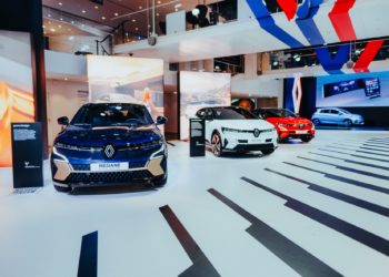 La Megane E-Tech s&rsquo;expose sur les Champs