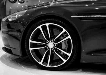 Qui fabrique les moteurs Aston Martin ?