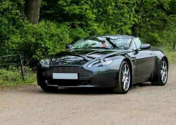 Qui fabrique les moteurs des Aston Martin ?