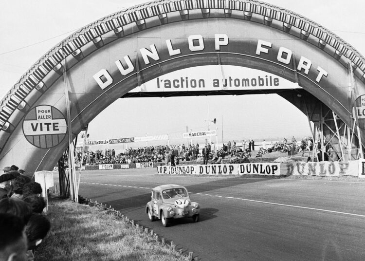 La 4CV de Renault sur la piste du Mans Classic
