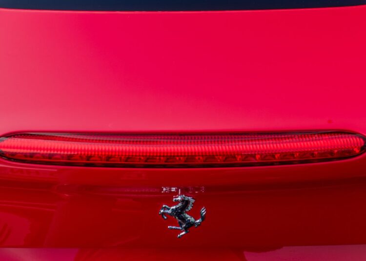 Ferrari lève le pied sur l’électrique : le second modèle 100 % électrique repoussé à 2028