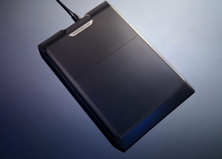 Recharge sans fil sur le Cayenne électrique - © Porsche